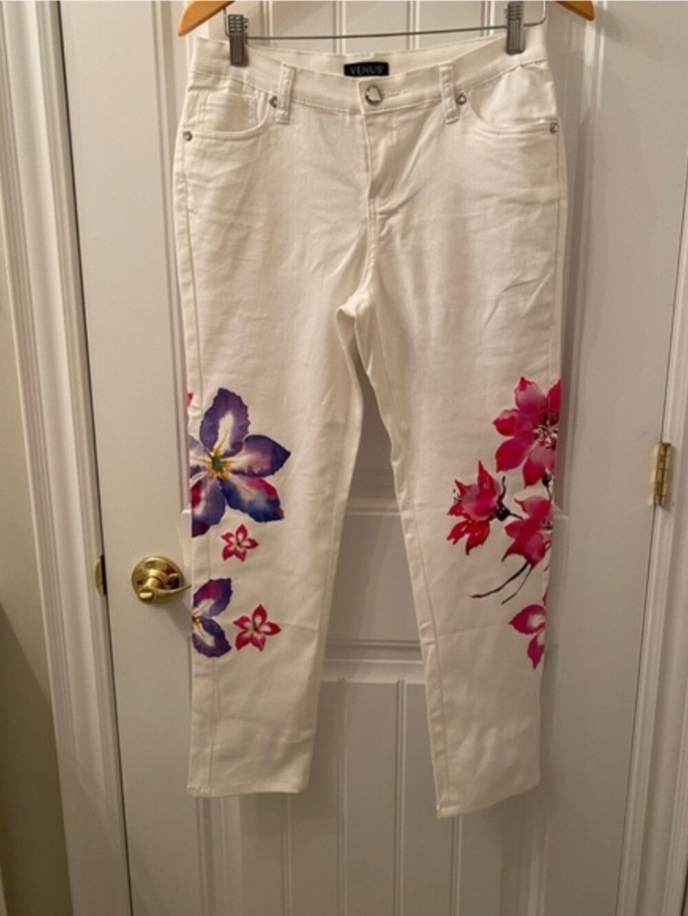 Venus Women’s Size 10 White Skinny Jeans with Floral Decals on the Legs NWOT